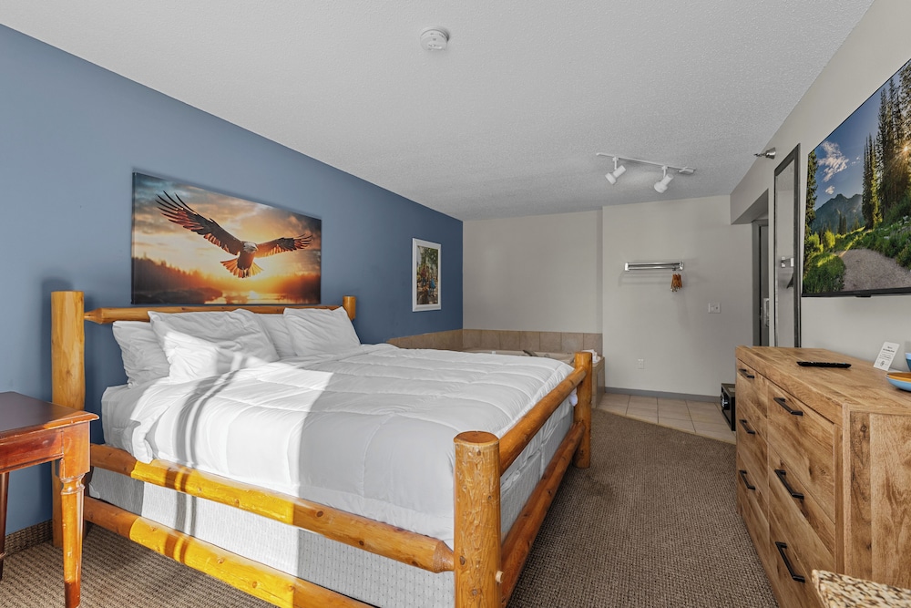 Lake, King Bed, Hot Tub