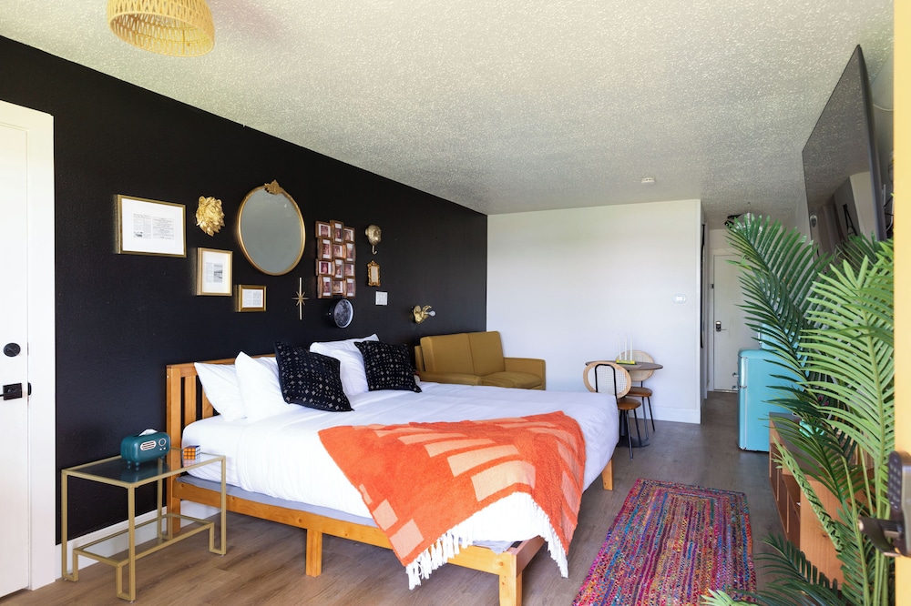COMFORT, STUDIO, SUITE