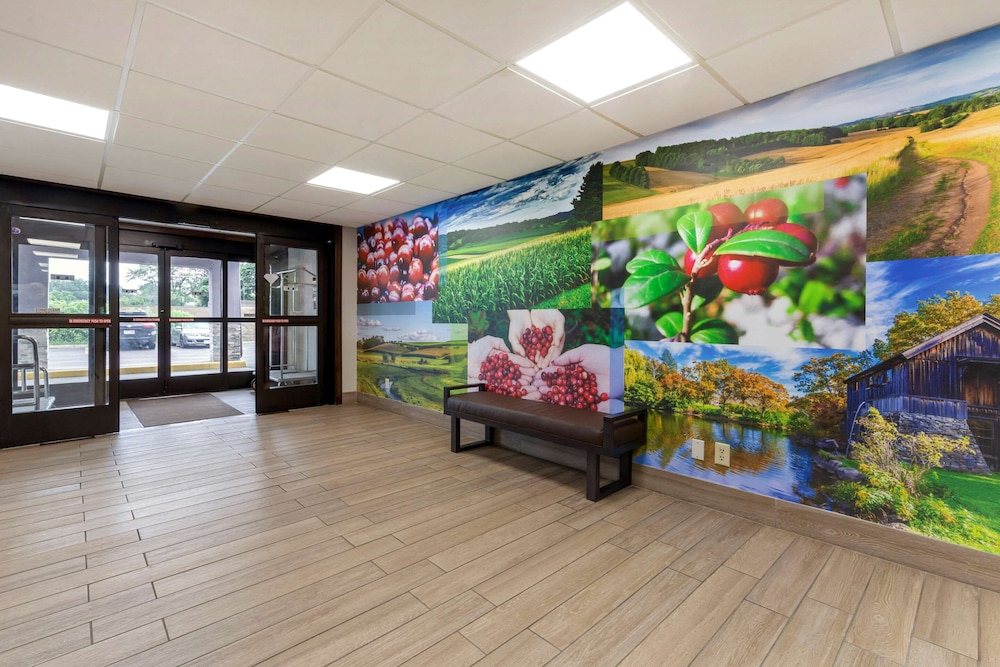 Red Roof Inn & Suites Tomah 11/57