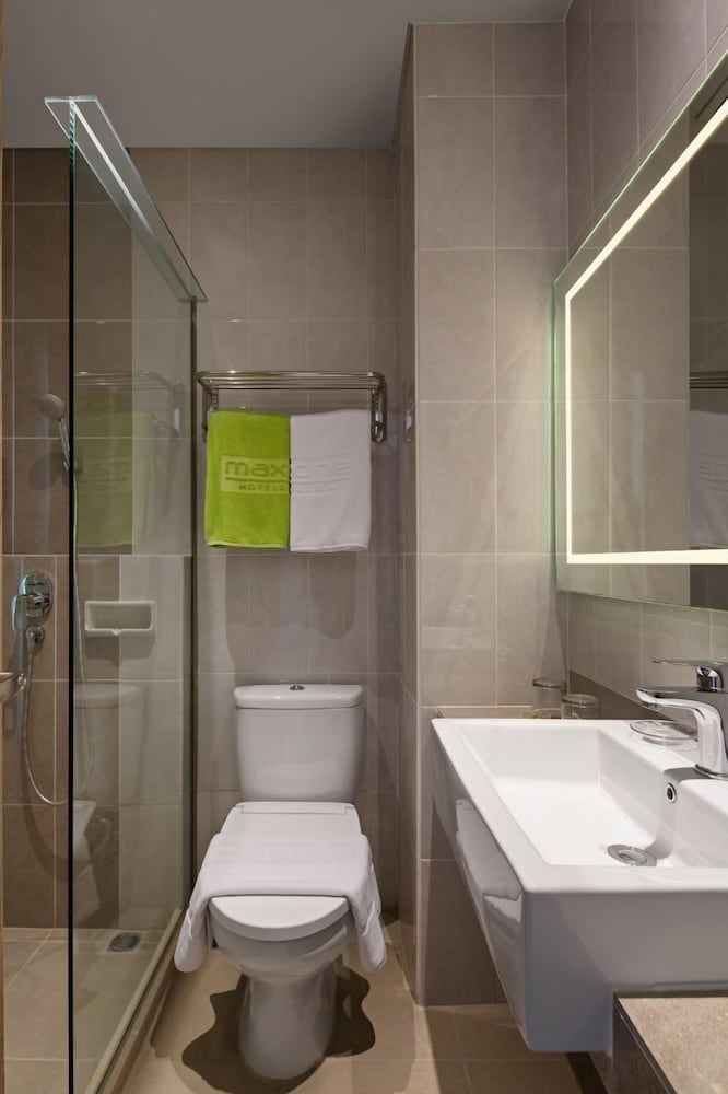 MaxOneHotels at Kota Harapan Indah Bekasi 31/32