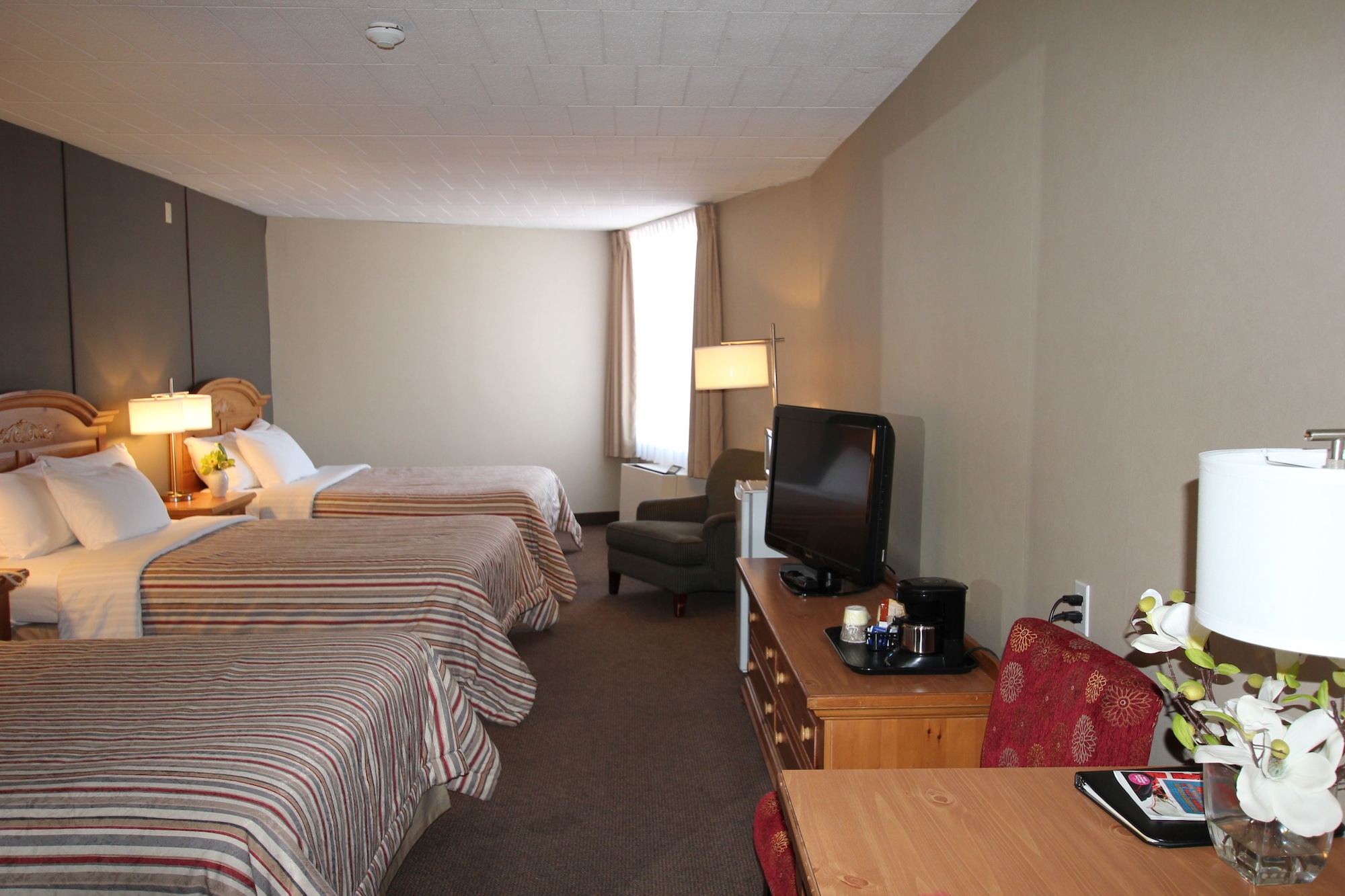 Standard, Triple, 3 Double Beds, City View, Confederation Place Hotel 5/10