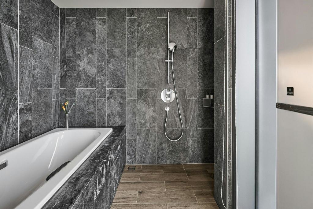 Townscape, Guest Room, King Bed, Partial River View, Bathtub, Low Floor, Corner