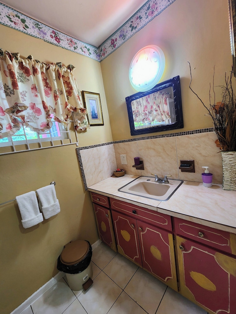 Comfort, 1 King and 1 Single Beds, Balcony, Pinkhibiscus Guest House 8/10