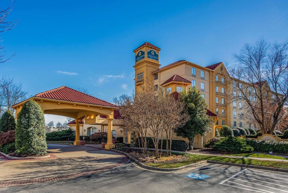 La Quinta Inn & Suites by Wyndham Greensboro NC 1/55