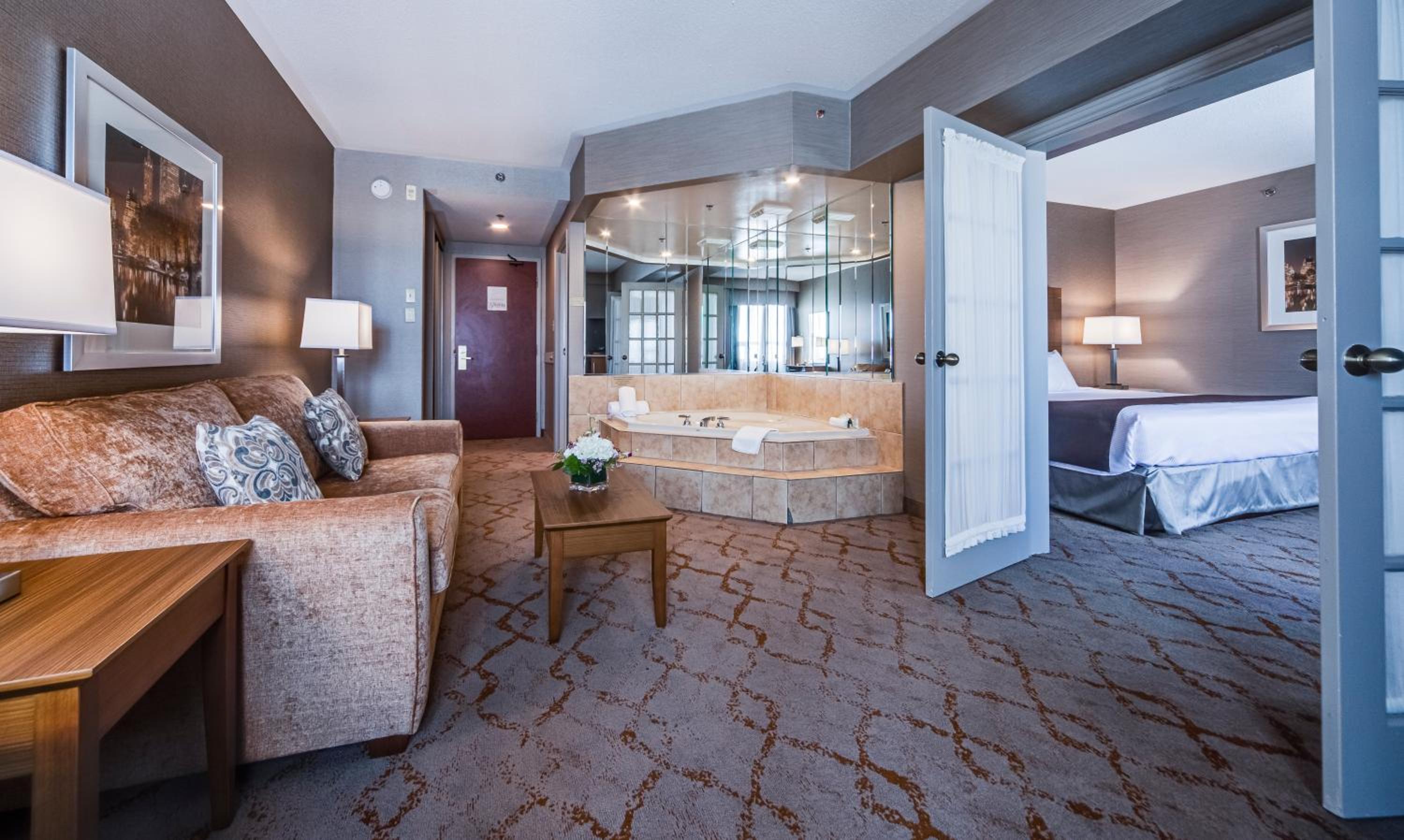 Deluxe, Suite, King Bed, Living Area, Jetted Tub