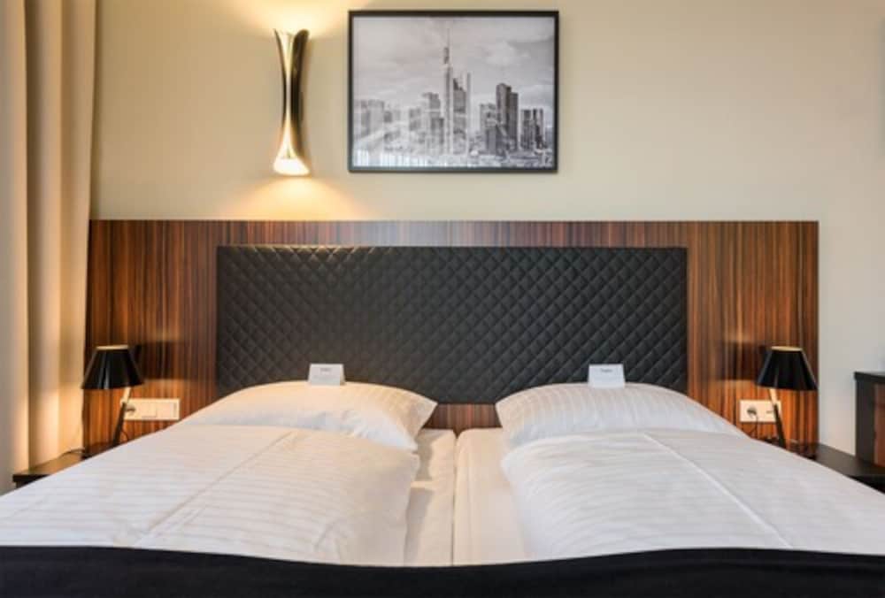 ROOM, DOUBLE BED