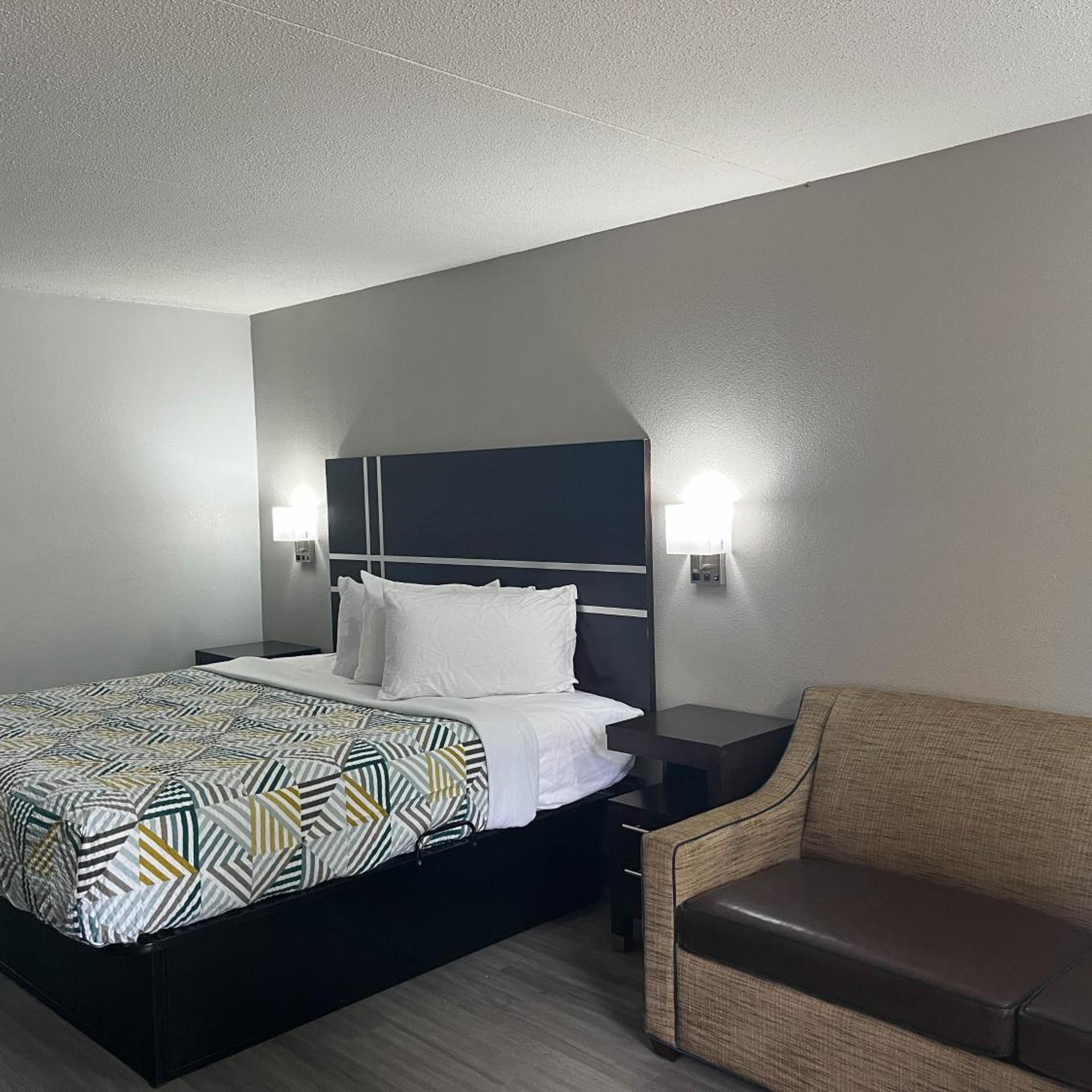 1 King Bed - Non-Smoking, Micfridge