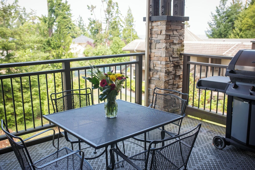 Sunrise Ridge Waterfront Resort 63/82