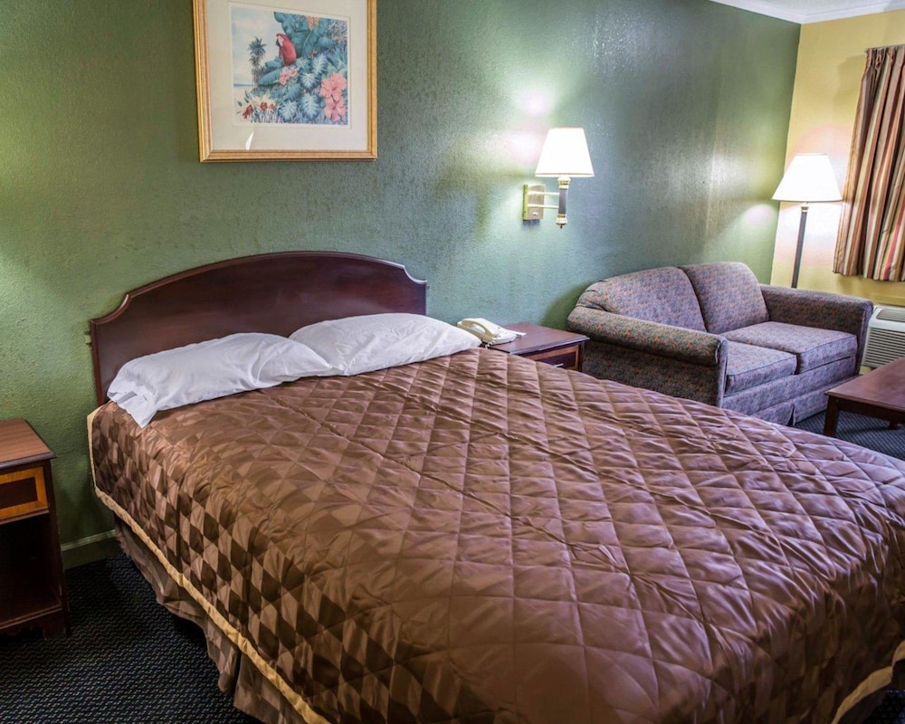 Rodeway Inn and Suites Plymouth Hwy 64 20/55