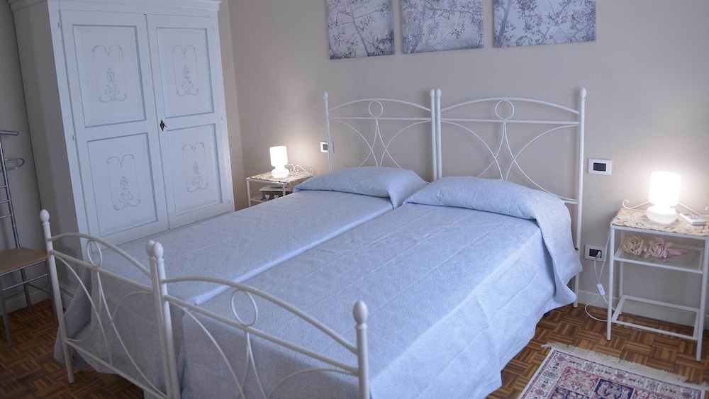ROOM, DOUBLE OR TWIN BED
