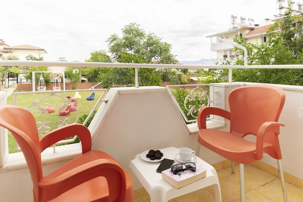 New Garden Hotel Side 21/31