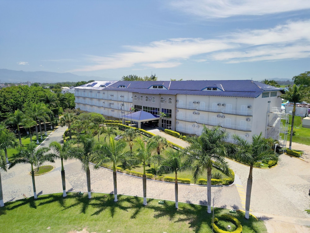 Colonial Plaza Hotel 64/68