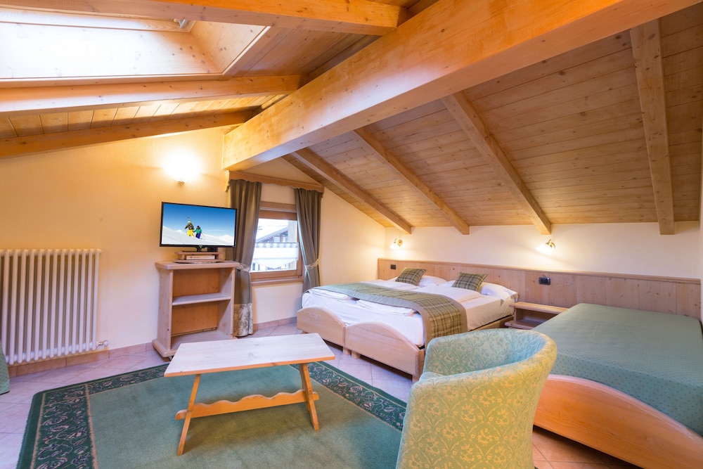 غرفة سوبيريور بأربعة أسرّة، Crosal Hotel 7/10
