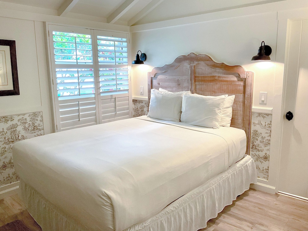 DELUXE, QUEEN BED