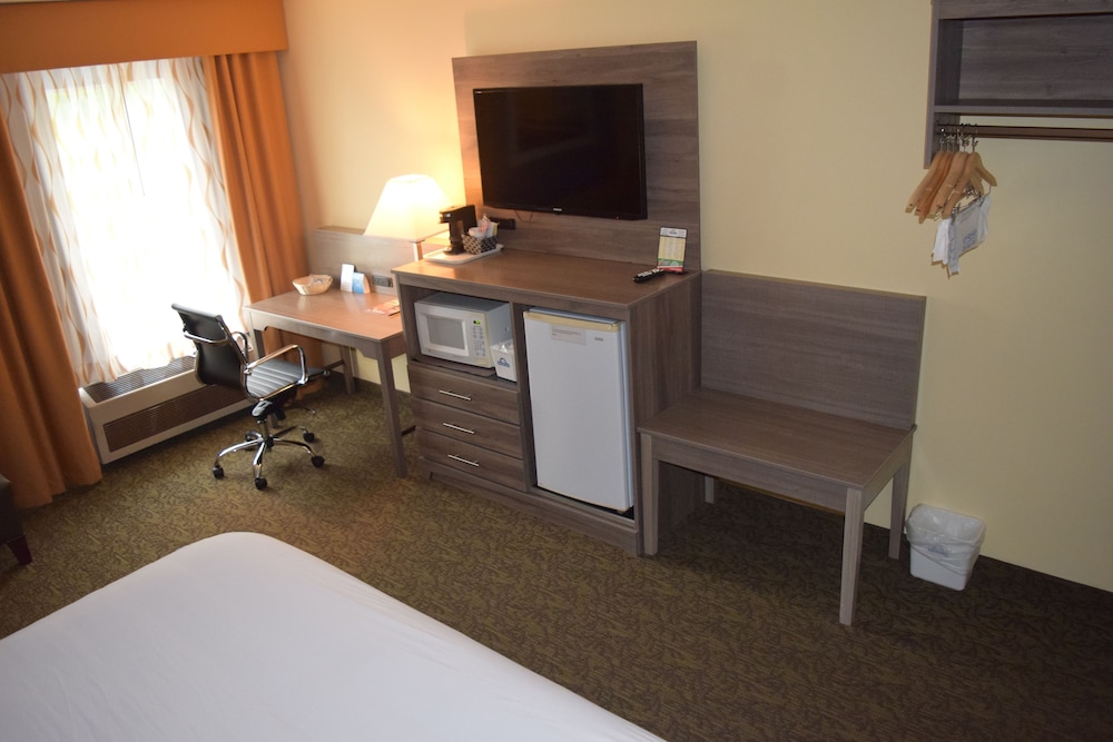 Days Inn By Wyndham Cadillac 33/39