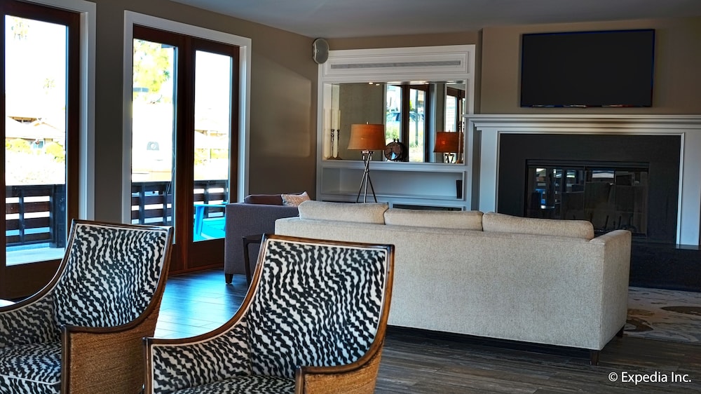 Lakehouse Hotel and Resort 74/100