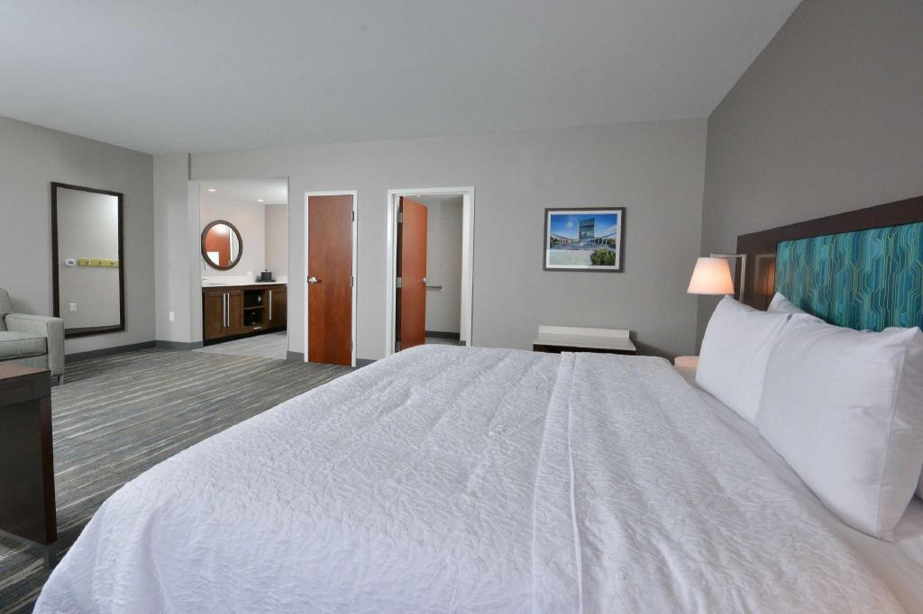 Suite, King Bed, Sofa, Accessible