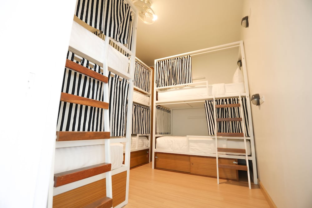 Hostel Lullaby 4/50