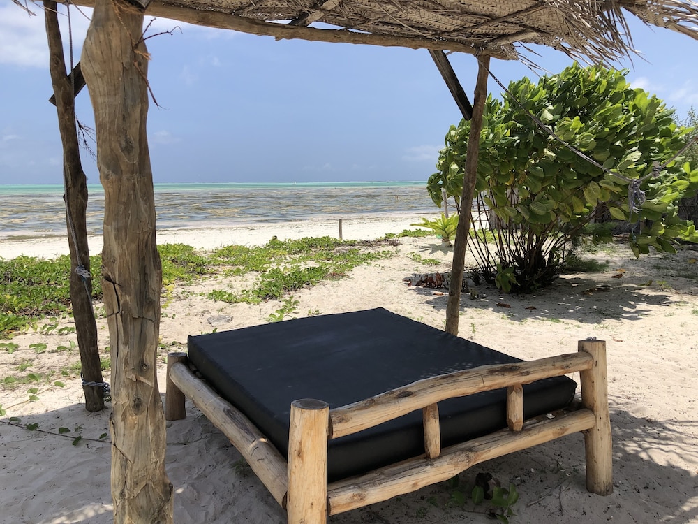 Blue Earth Beach Bungalows 64/72