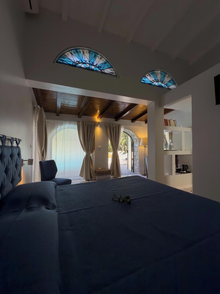 Room, Double Bed, Pool View, La Villa 6/10