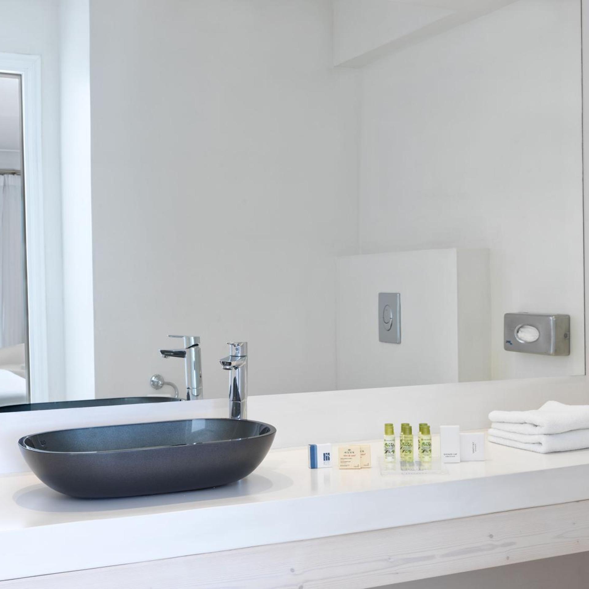 Superior, Double Bed, Caldera View, Hot Tub، Lilium Hotel Santorini 8/9