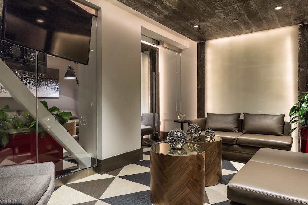 The Windsor Suites 38/44