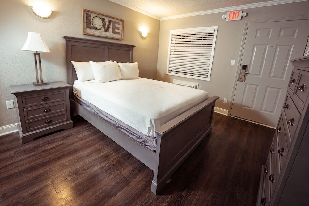 Branson Surrey Inn 8/65