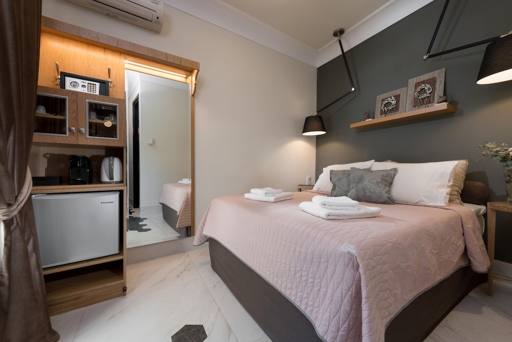 Classic, Queen Bed
