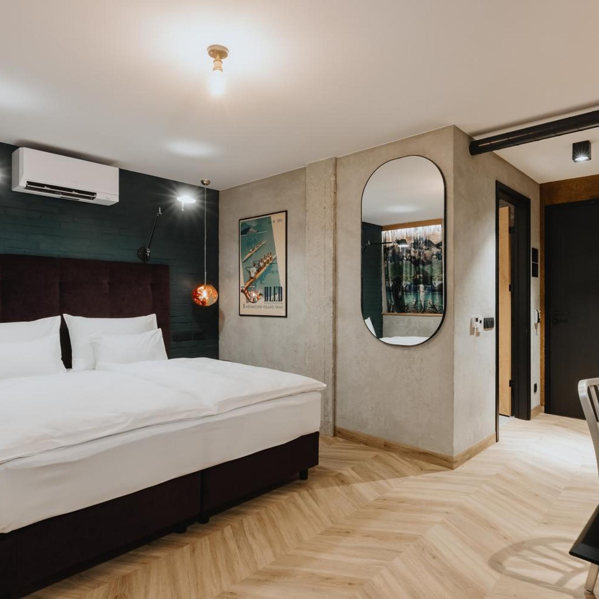ROOM, DOUBLE OR TWIN BED