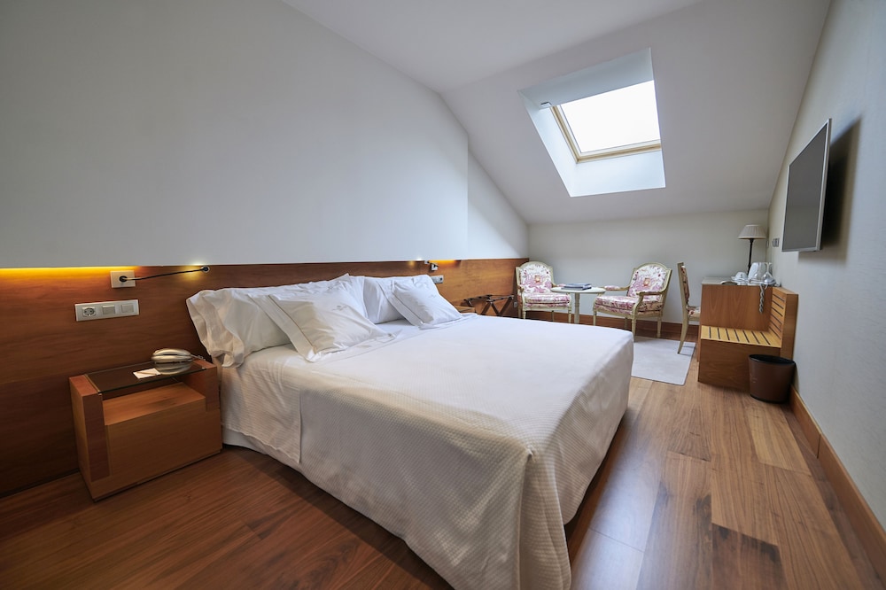 Room, 2 Double Beds, Attic
