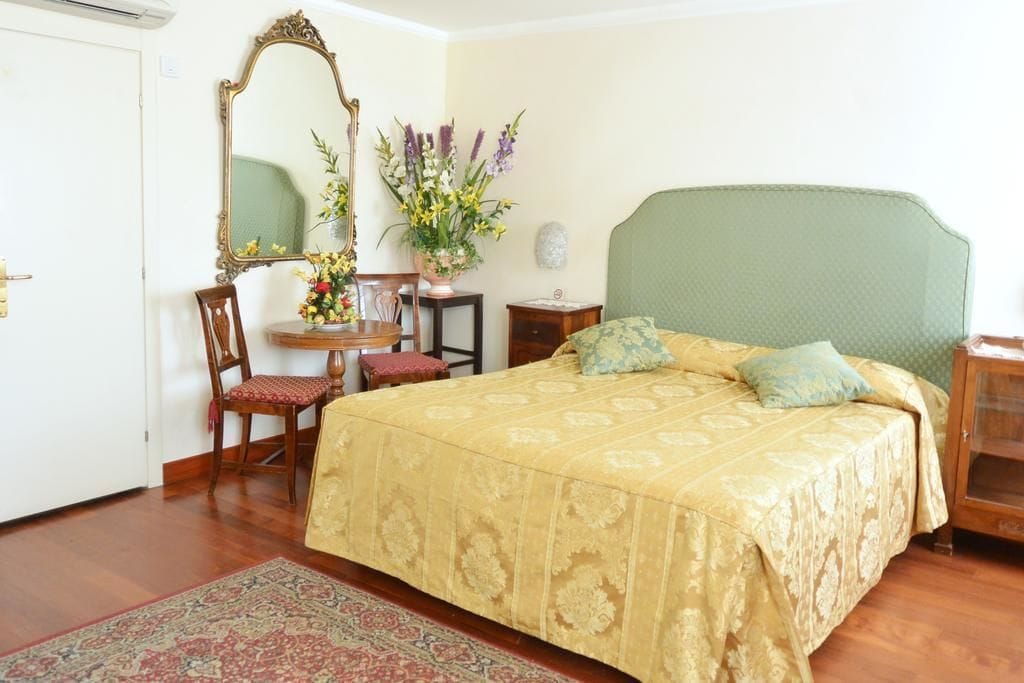 ROOM, QUADRUPLE