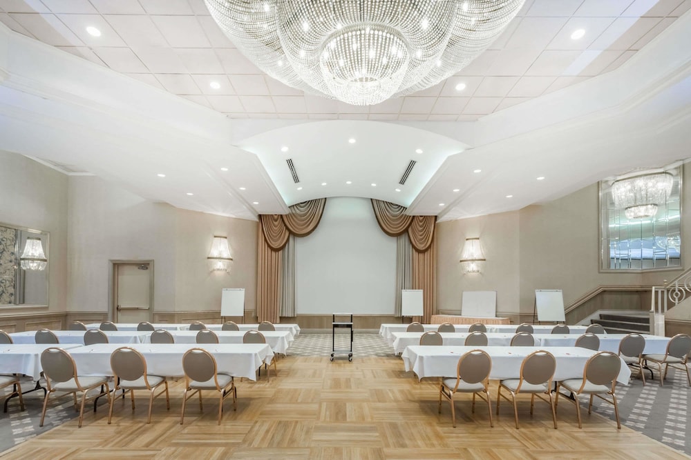 Ramada by Wyndham Hammond Hotel & Conference Center 33/42