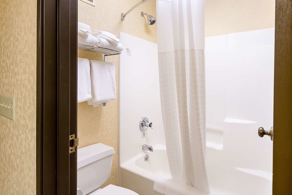 Quality Inn Parkersburg North Vienna 10/31