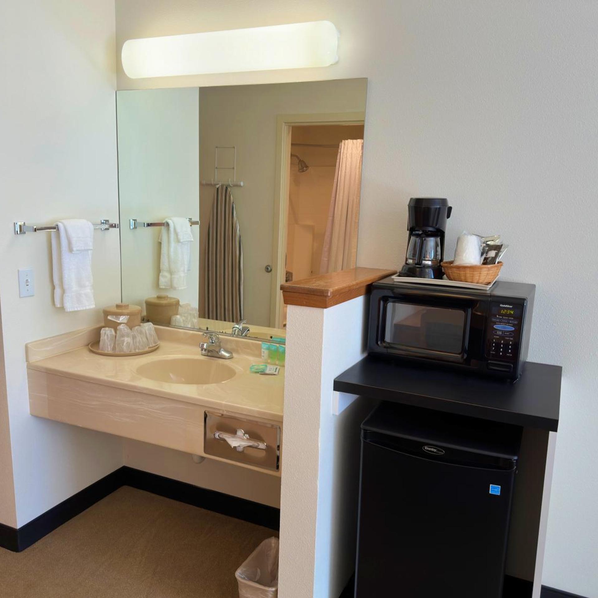 Room, 2 Queen Beds, Peppermill Empress Inn 6/9