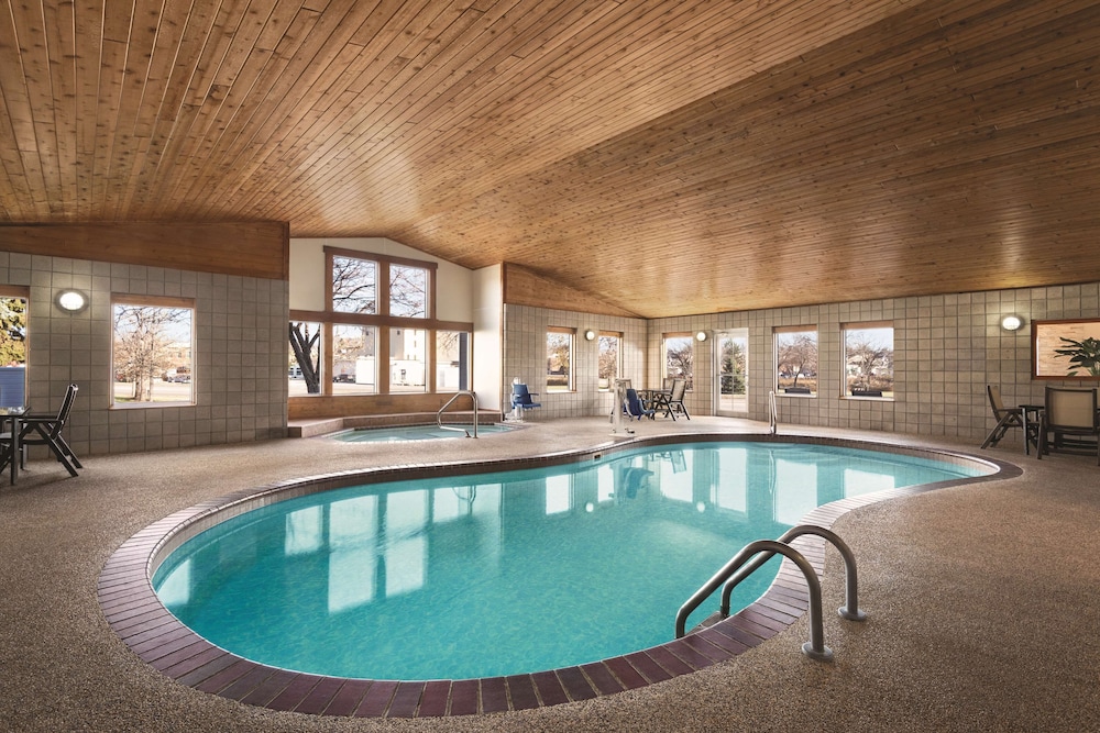 Country Inn & Suites by Radisson, Northfield, MN 14/25