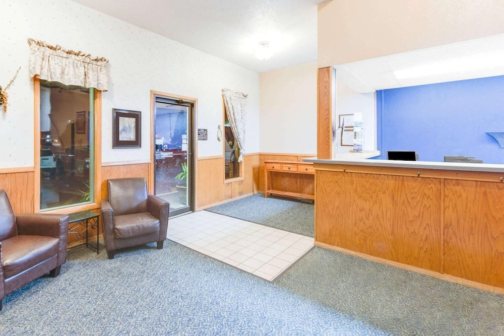 Super 8 By Wyndham Burlington 8/26