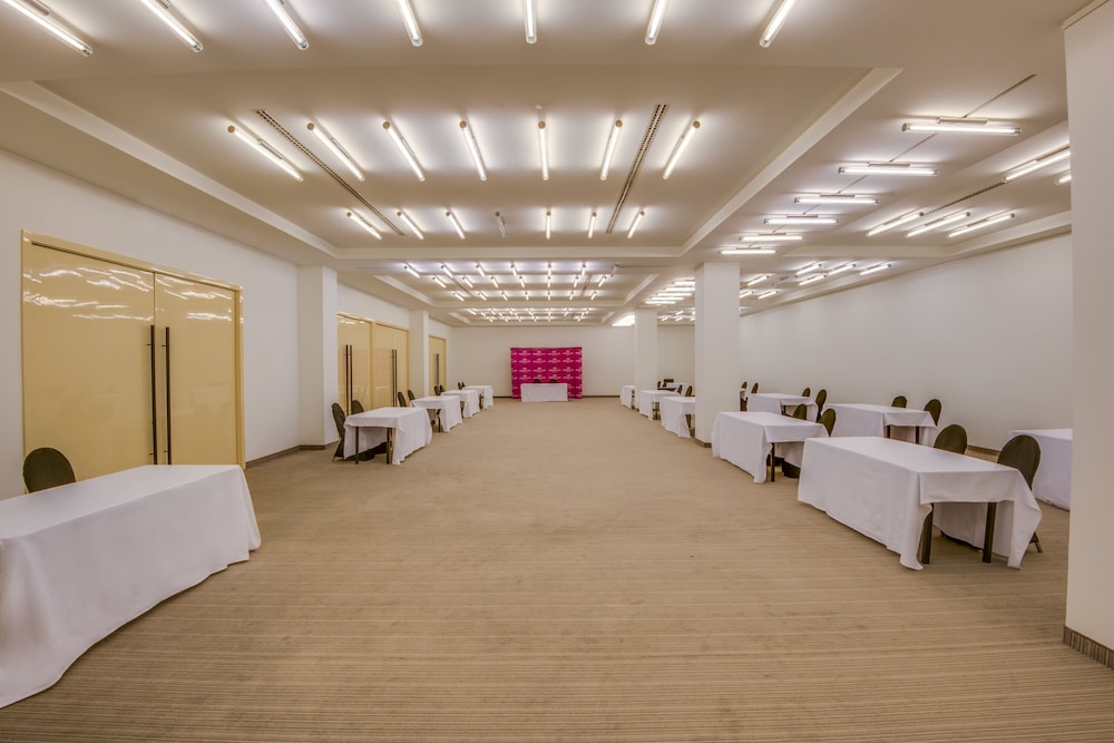 Crowne Plaza Belgrade 73/85
