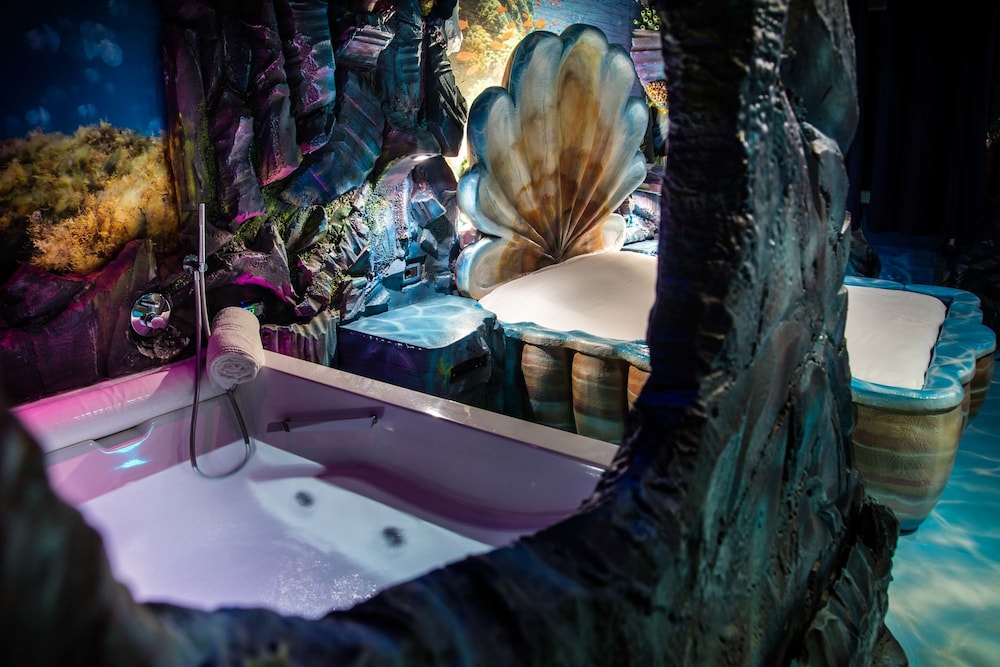 Suite, Jetted Tub