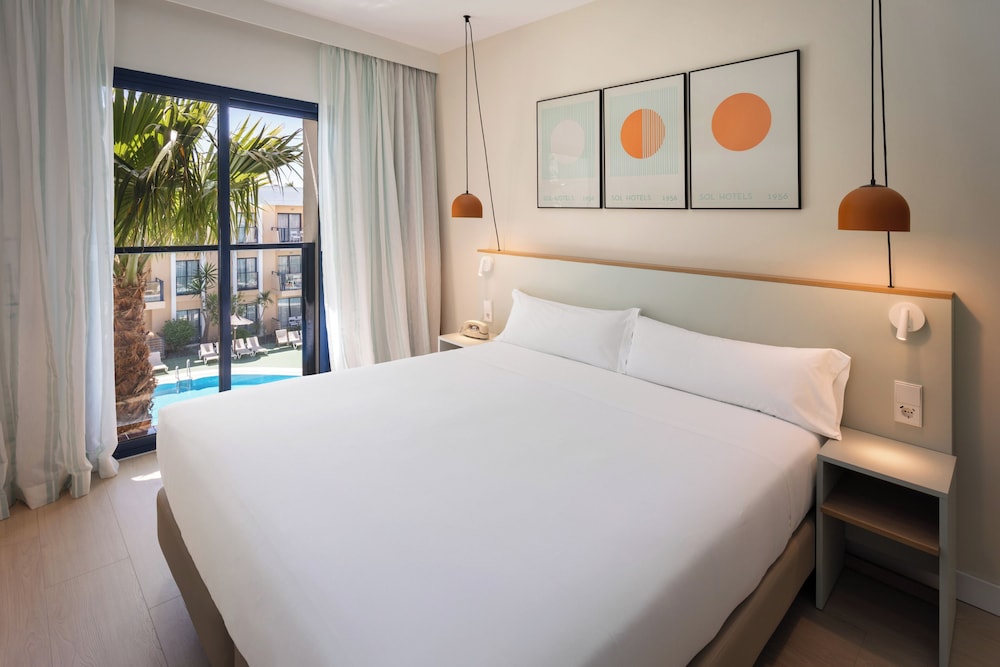 Sol, Suite, King Bed, Pool View, Sofa, Kitchen