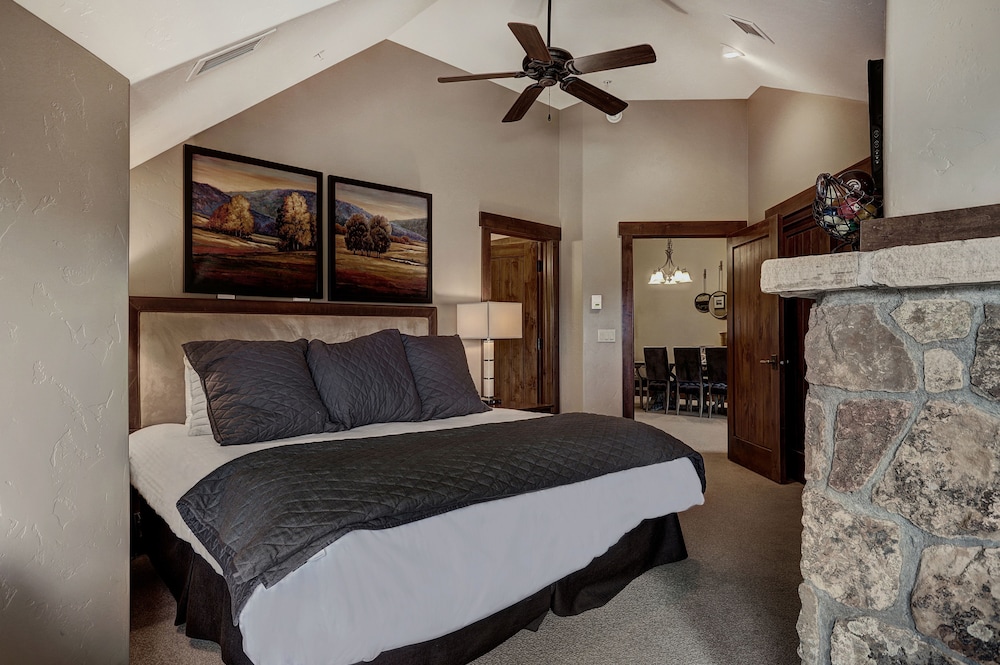 Crystal Peak Lodge 18/74
