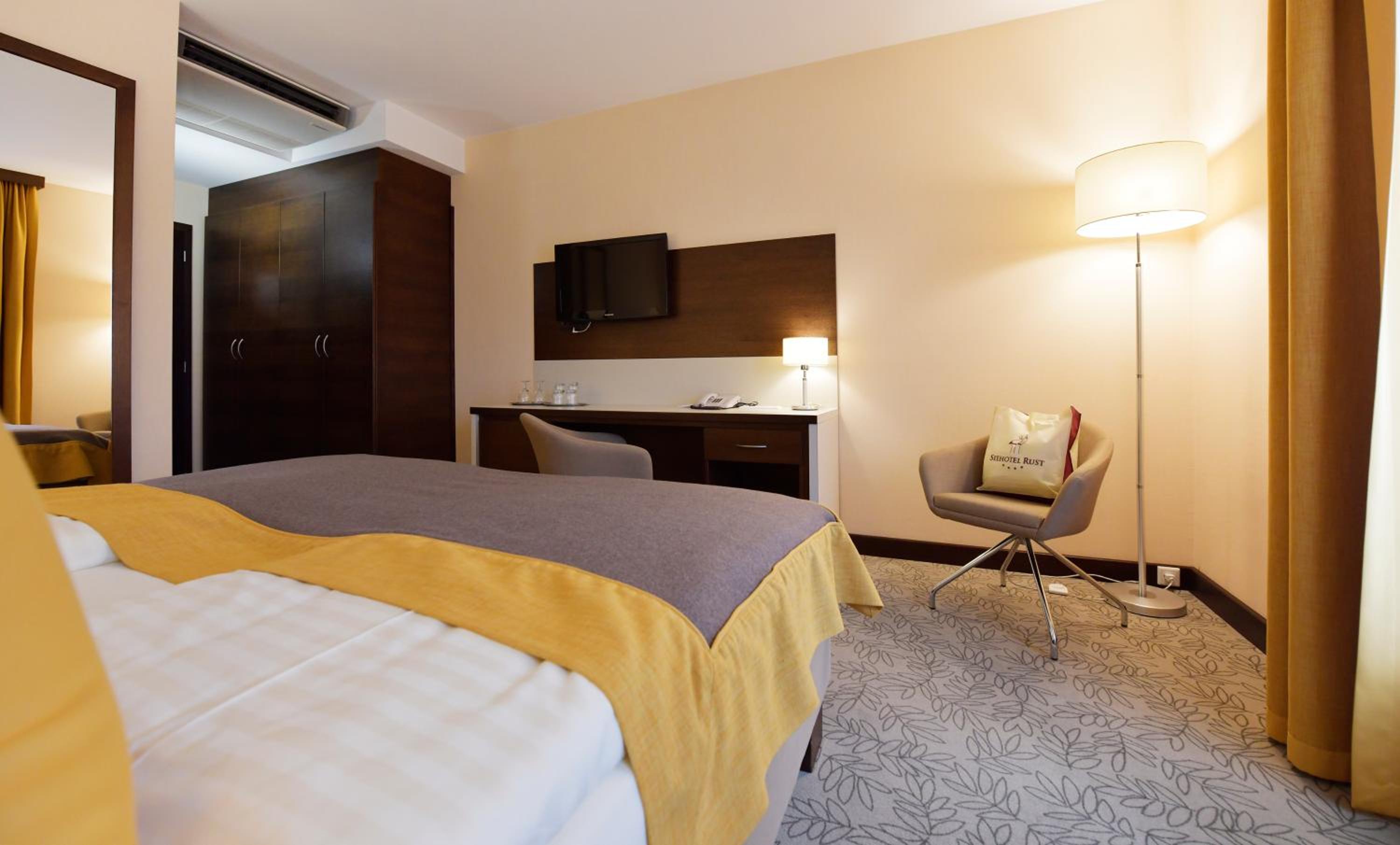Classic, Double Bed, Balcony, Seehotel Rust 2/7