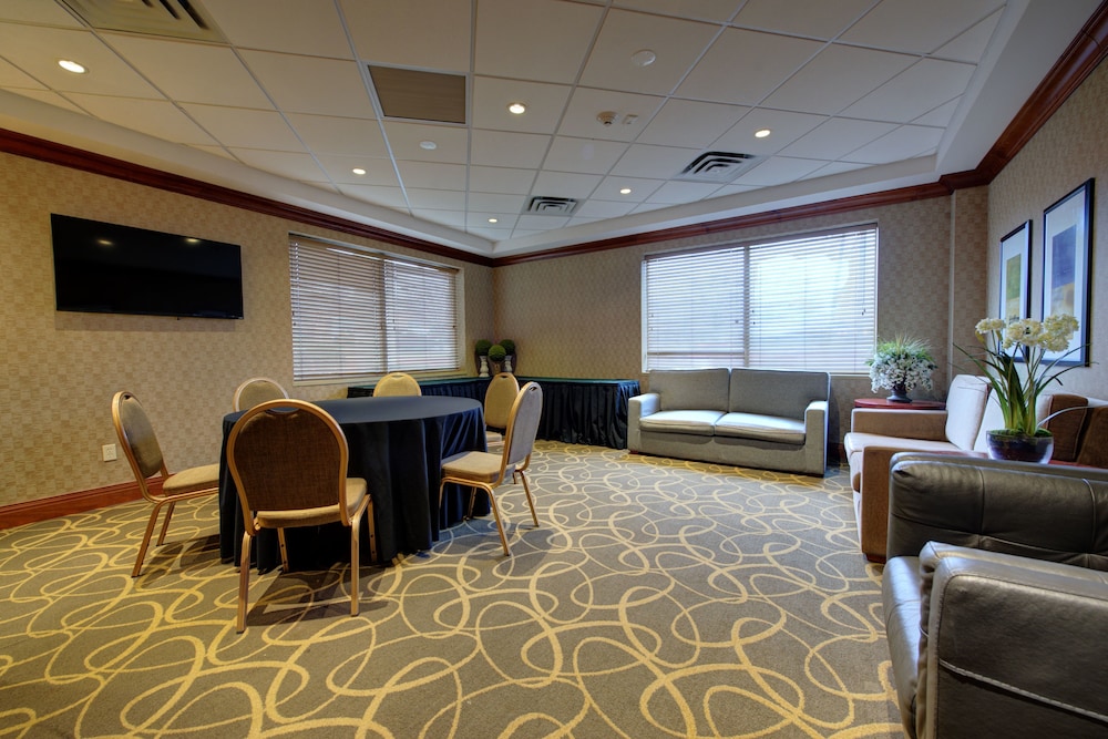 Holiday Inn Plainview-Long Island 33/79