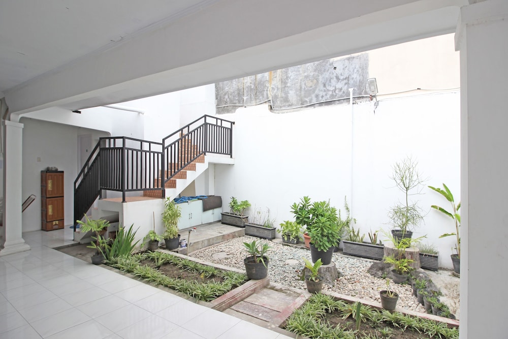 RedDoorz near Terminal Tirtonadi 3/20