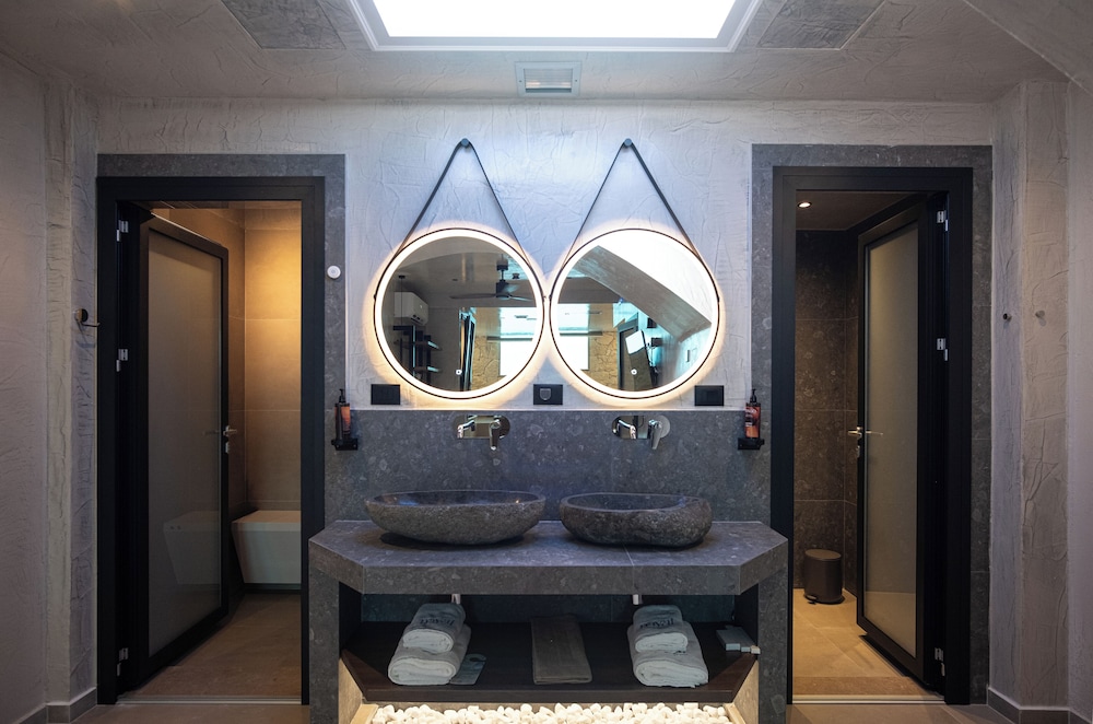 Royal Hotel and Suites 8/49