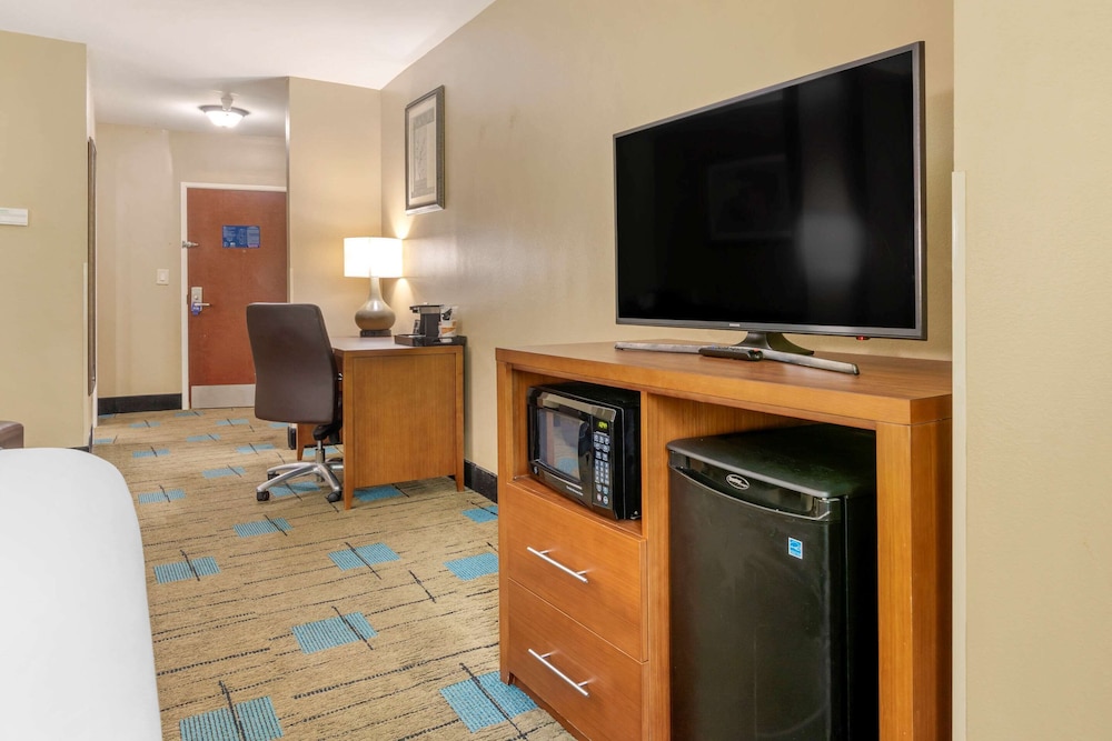 Comfort Suites Near McAs Beaufort 28/28