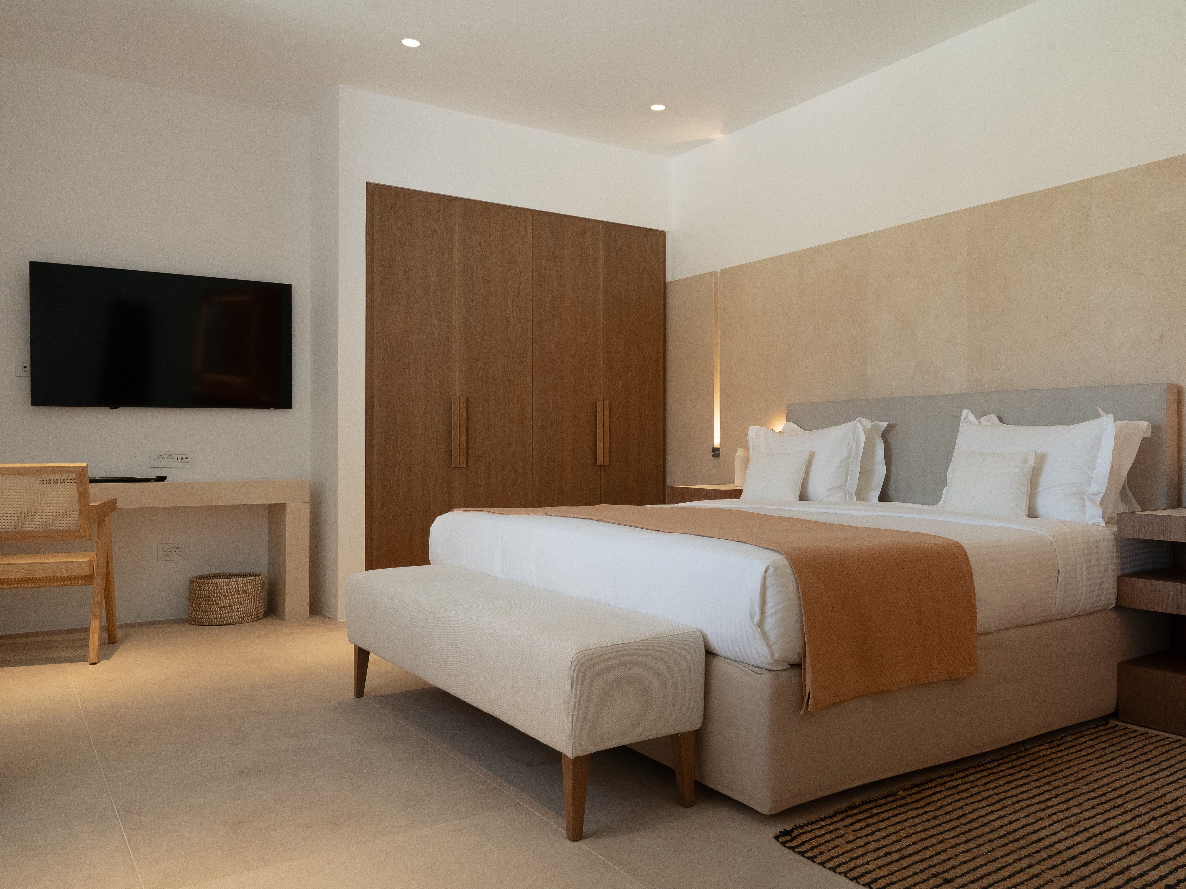1 BEDROOM, SUITE, WITH POOL