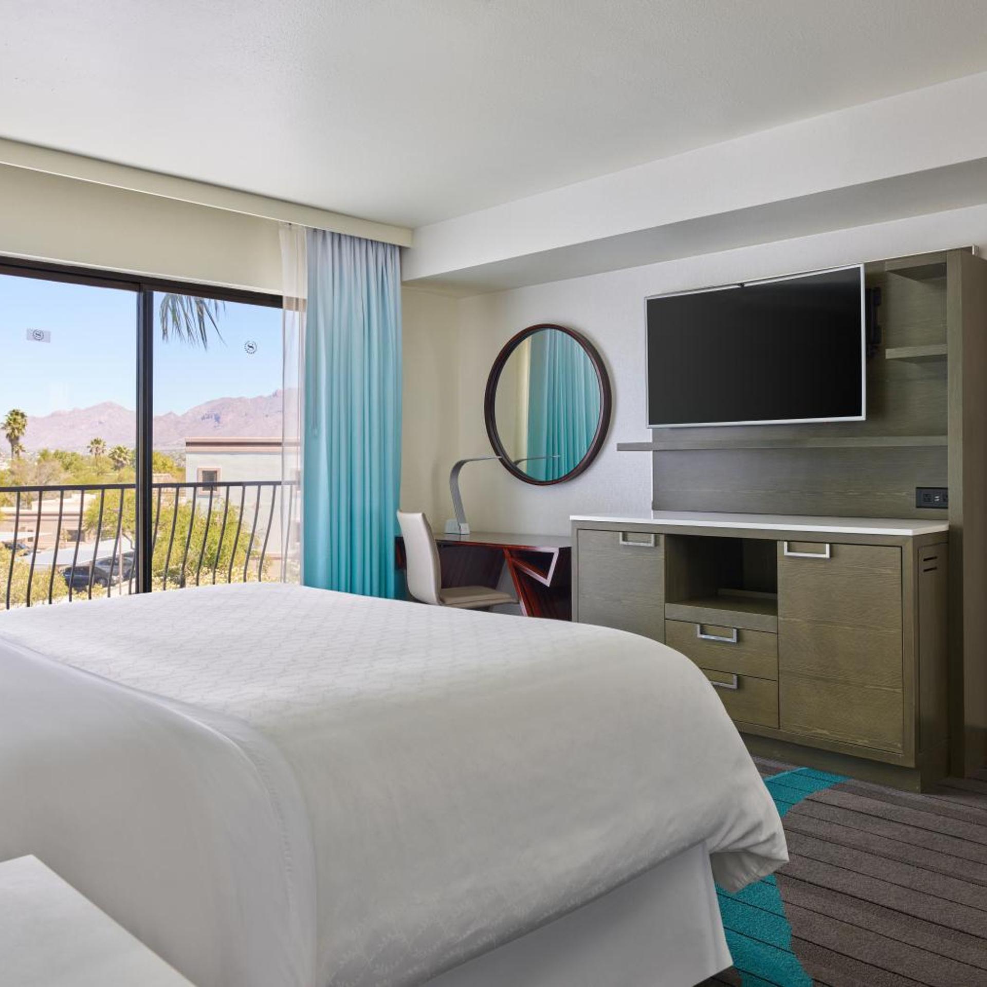 Suite, King Bed, Sofa, Balcony, Club Floor, Corner