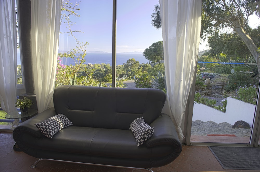 Azur Hotel 45/63