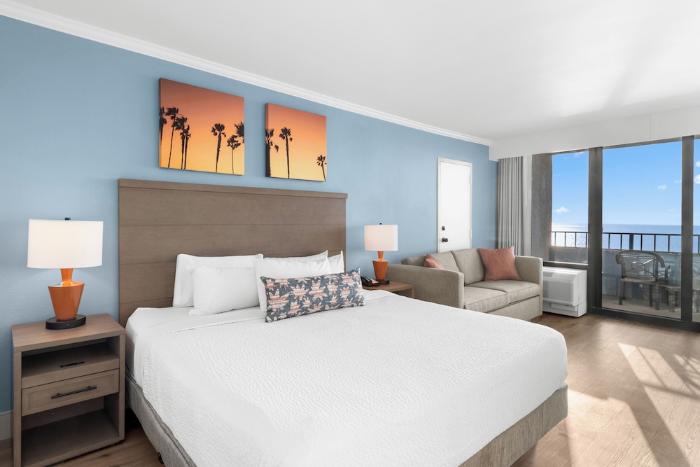 Efficiency, Deluxe, King Bed, Ocean Front