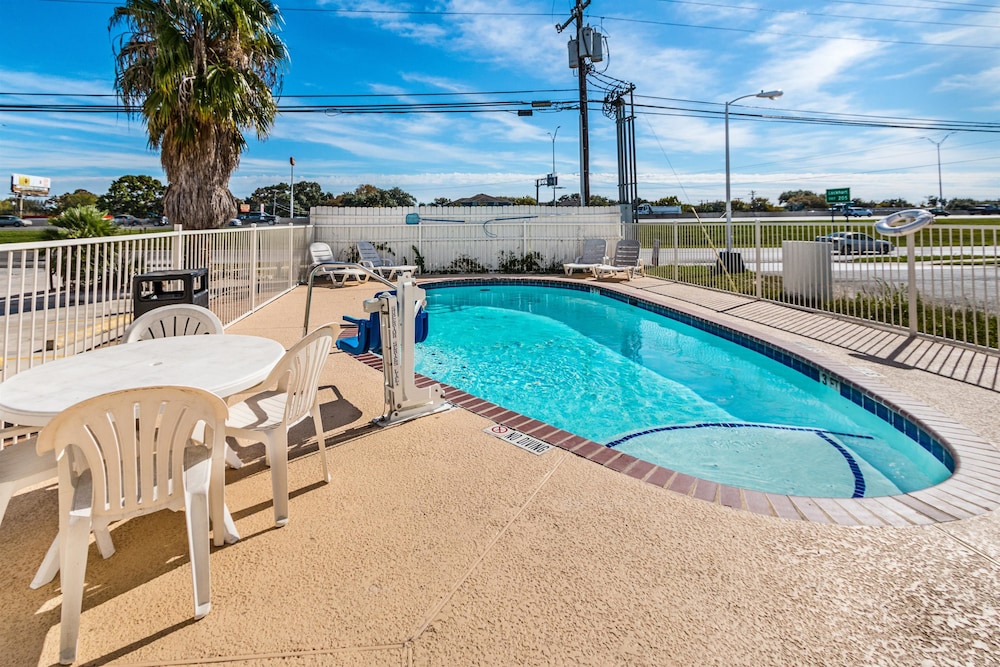 Motel6 San Marcos, TX - North 32/45